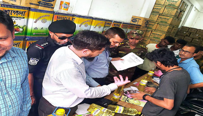 *র‌্যাব-৯, সেনাবাহিনী ও ভোক্তা অধিকার সংরক্ষণ অধিদপ্তর, সিলেট এর যৌথ অভিযানে সিলেট শহরের কালীঘাটে অতিরিক্ত মূল্যে ভোজ্য তেল বিক্রি, অবৈধভাবে খাদ্য দ্রব্যে নিষিদ্ধ রাসায়নিক দ্রব্য ব্যবহার এবং দোকানে পণ্যের মূল্য তালিকা না থাকায় ০৪টি প্রতিষ্ঠানকে ২ লক্ষ টাকা জরিমানা