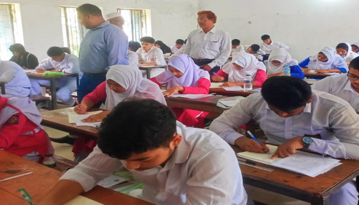 কাউখালীতে উৎসবমুখর পরিবেশে এসএসসি ও সমমানের পরীক্ষা শুরু/ কেন্দ্র পরিদর্শন করলেন ইউএনও