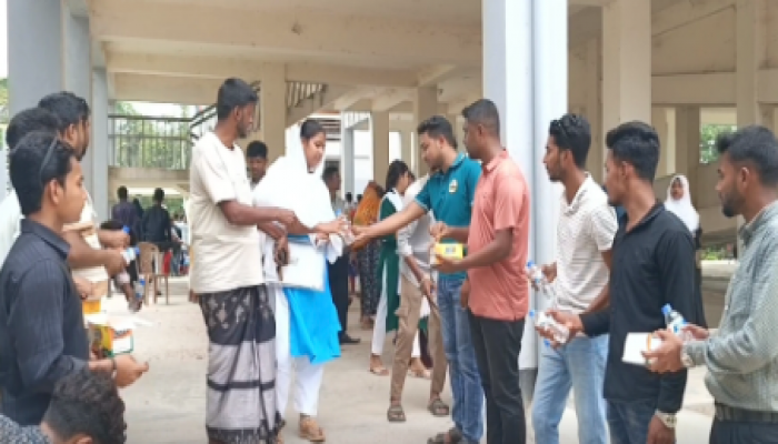 ​রাঙ্গাবালীতে ছাত্রদলের উদ্যোগে এসএসসি পরীক্ষার্থীদের মাঝে পানি ও স্যালাইন বিতরণ।