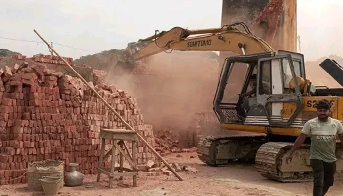 বারবার নোটিশেও বন্ধ হয়নি ভাটা, জরিমানার সঙ্গে চিমনি ভাঙল প্রশাসন