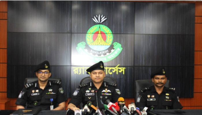 জাতীয় ক্যান্সার হসপিটালের উপ-পরিচালক ডা. আহমদকে কুপিয়ে জখম মামলার আসামীসহ ০৫ জনকে গ্রেফতার করেছে র‌্যাব।