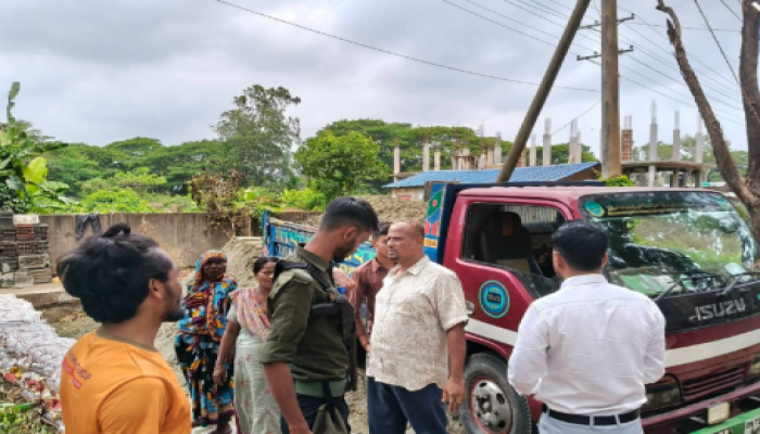 ​অবৈধভাবে খাল ভরাট ভ্রাম্যমাণ আদালতের জরিমানা