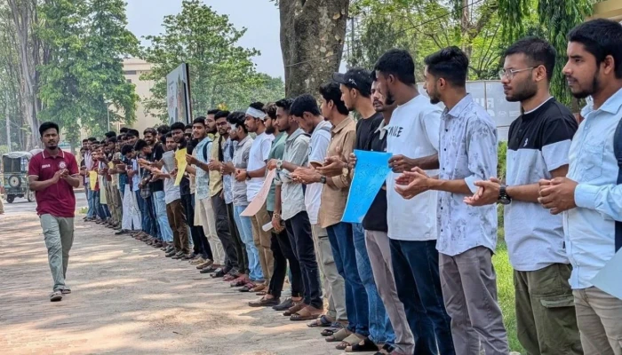 রাবি শিক্ষার্থীকে ছাত্রদল নেতার ছুরিকাঘাত; প্রতিবাদে বিক্ষোভ