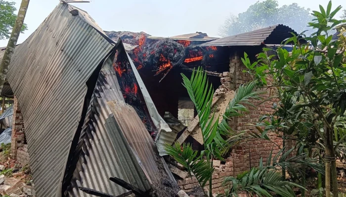 নওগাঁয় একই পরিবারের চারজনকে হত্যায় মামলা