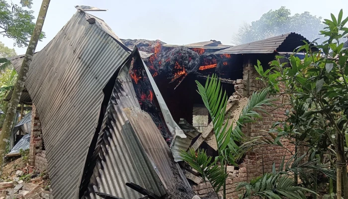 নিয়ামতপুরে চার খুনের ঘটনায় অভিযুক্তের বাড়িতে আগুন