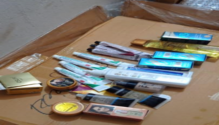 ঢাকার মিটফোর্ড হাসপাতালসহ চকবাজার ও কেরাণীগঞ্জের বিভিন্ন প্রতিষ্ঠানে র‌্যাবের ভ্রাম্যমান আদালত কর্তৃক প্রায় ১ লক্ষ ৫০ হাজার টাকা জরিমানা ও নকল প্রসাধনী জব্দ