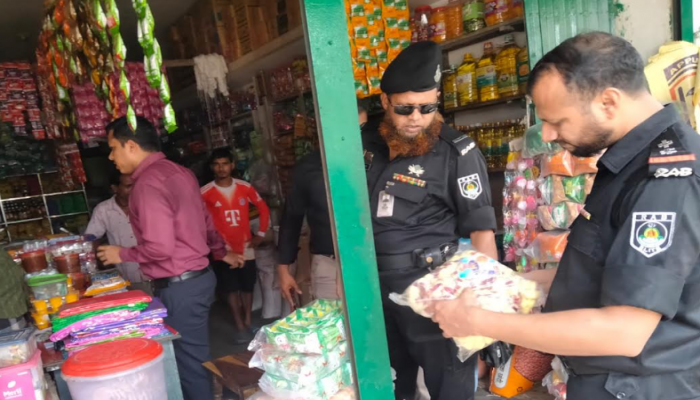 র‌্যাব-৯ ও ভোক্তা অধিকার সংরক্ষণ অধিদপ্তর, হবিগঞ্জ এর যৌথ অভিযানে হবিগঞ্জের নবীগঞ্জে অস্বাস্থ্যকর পরিবেশে পণ্য উৎপাদন, খাদ্য পণ্যে অবৈধভাবে রাসায়নিক দ্রব্য ব্যবহার এবং বিভিন্ন ভোজ্য তেল ও মুদির দোকানে মূল্য তালিকা না থাকার দায়ে ০৩ টি প্রতিষ্ঠানকে ৩০,০০০/- টাকা জরিমানা