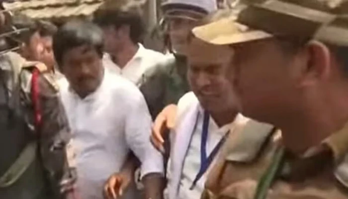 ‘ইভিএমে তৃণমূল প্রার্থীকে ভোট দিলে বিজেপির প্রতীকে চলে যাচ্ছে’