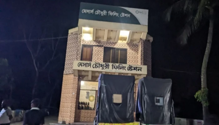 চৌদ্দগ্রামে দিনে সঙ্কট দেখিয়ে রাতে বেশি দামে তেল বিক্রি