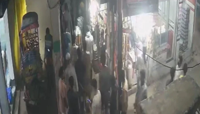 টঙ্গীতে আধিপত্যের জেরে কিশোর গ্যাংয়ের দুই গ্রুপের ককটেল বিস্ফোরণ