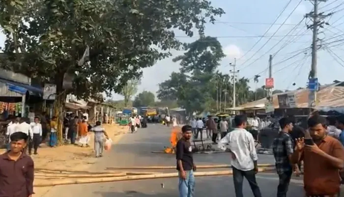 মিরসরাইয়ে ছাত্রদল নেতা হত্যার প্রতিবাদে সড়ক অবরোধ