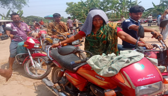 সাতক্ষীরায় বেকার হয়ে পড়া ছেলের গাড়ীর পেট্রোল সংগ্রহের জন্য মা দীর্ঘ লাইনে