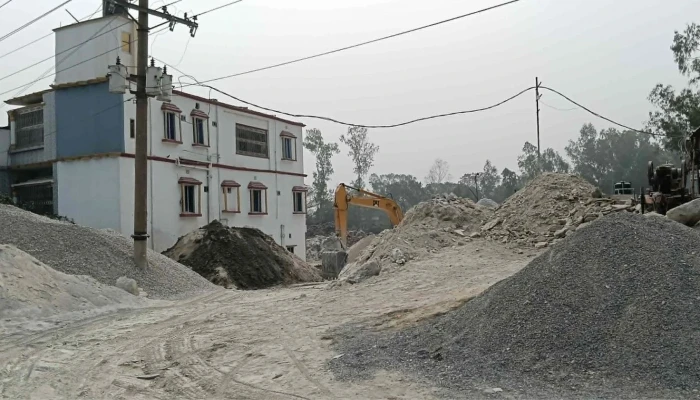 মহাসড়ক ঘেঁষে পাথর ভাঙার কারখানা, পরিবেশের ক্ষতি