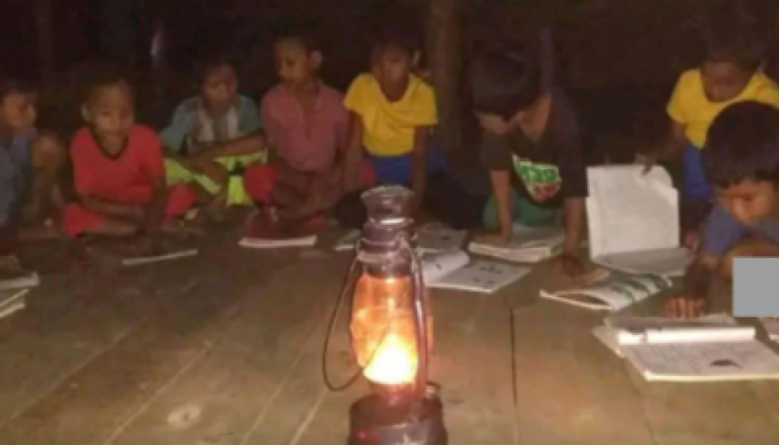 প্র'যু'ক্তির যুগে হারিয়ে যাওয়া গ্রামীণ সন্ধ্যার ঐতিহ্য!