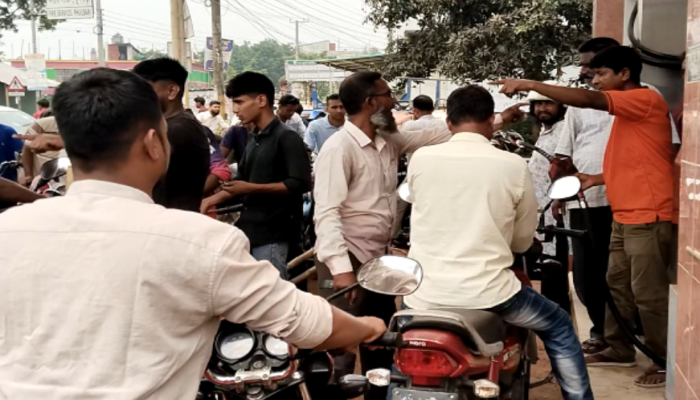 ফুয়েল কার্ড ছাড়া তেল বিক্রি: ফুলবাড়ীতে ইসলাম ফিলিং স্টেশনকে জরিমানা