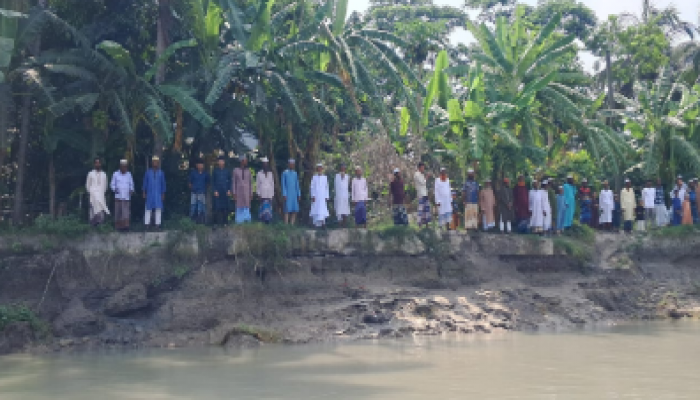 ভোলার ভেদুরিয়ায় নদী ভাঙন রোধে জুমার নামাজ শেষে বিক্ষোভ