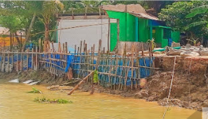 কাউখালীতে সন্ধ্যা নদী ও গাবখান মোহনায় ভাঙন তীব্র: আতঙ্কে ব্যবসায়ীরা