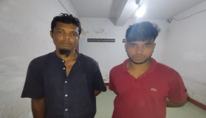 ​বোয়ালখালীতে অটোরিকশায় সহ বস্তাভর্তি মদ উদ্ধার আটক ২