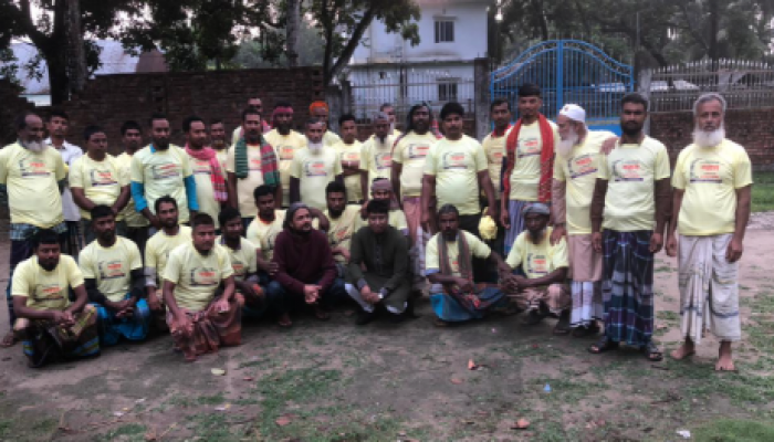 ​মে দিবসে পঞ্চগড়ে ভিনগোলার্ধের ব্যতিক্রমী উদ্যোগ: শ্রমজীবীদের মাঝে টিশার্ট বিতরণ