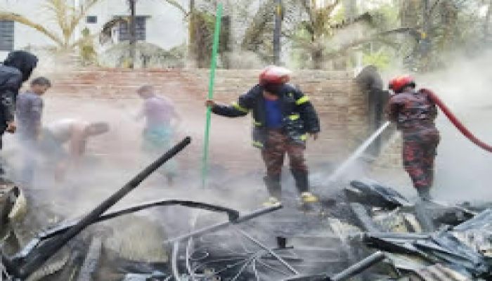 কাউখালীতে আগুন পুড়ে বসতঘর ছাই