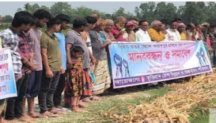 তিস্তার ভাঙন থেকে পলাশপুর গ্রাম রক্ষার দাবিতে মানববন্ধন