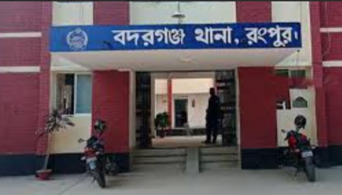 বদরগঞ্জে ব্যবসায়ীর বাড়িতে হামলা ও লুটপাটের অভিযোগ।