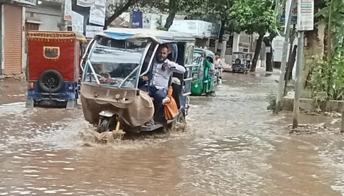এক দিনের বৃষ্টিতেই ব্রাহ্মণপাড়ায় জলাবদ্ধতা, চরম ভোগান্তি