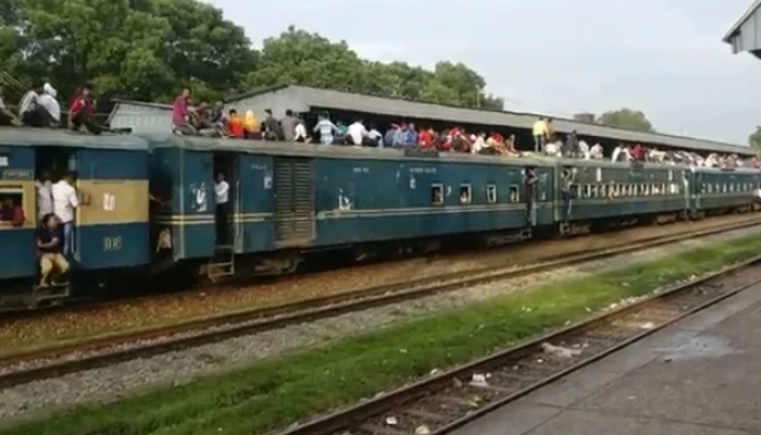 ইঞ্জিনে ত্রুটি ফেনীতে ছয় ঘণ্টা ধরে আটকা চট্টলা এক্সপ্রেস