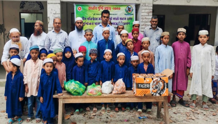 কাউখালীতে পুষ্টি সপ্তাহ উপলক্ষে শিক্ষার্থীদের মাঝে পুষ্টিকর খাবার বিতরণ