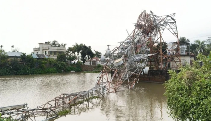ব্রাহ্মণবাড়িয়ায় কালবৈশাখীতে ব্যাপক ক্ষতি, ভেঙে পড়েছে মোবাইল ফোনের টাওয়ার