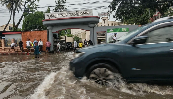 দেড় ঘণ্টার বৃষ্টিতে ভাসছে কুমিল্লা সিটি করপোরেশন