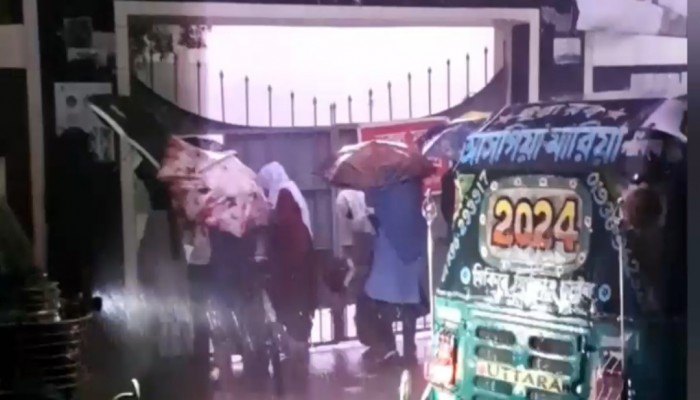 কালবৈশাখী-ভারী বর্ষণে বিপর্যস্ত ব্রাহ্মণবাড়িয়া, চরম ভোগান্তিতে সাধারণ মানুষসহ-শিক্ষার্থীরা।