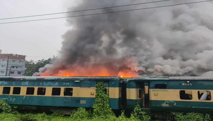 চট্টগ্রামে পরিত্যাক্ত রেলের বগিতে আগুন