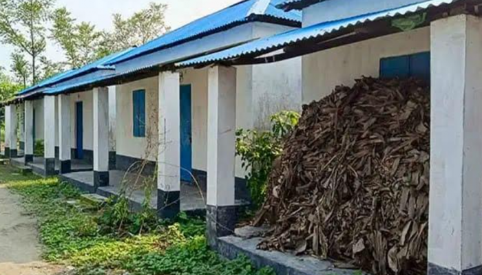 কুড়িগ্রামের রাজারহাটের আশ্রয়ন প্রকল্পের ঘরগুলো এখন পরিত্যক্ত জনপদ