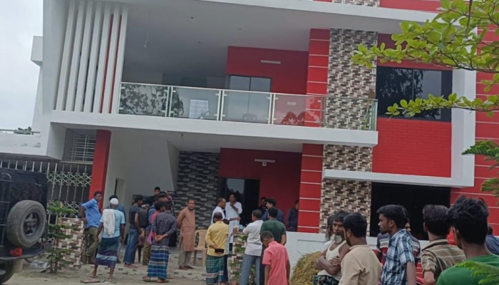 কুড়িগ্রামের ভূরুঙ্গামারীতে প্রবাসী চিকিৎসকের বাড়িতে লুটপাট ও অগ্নিসংযোগ, ক্ষতি প্রায় অর্ধকোটি টাকা