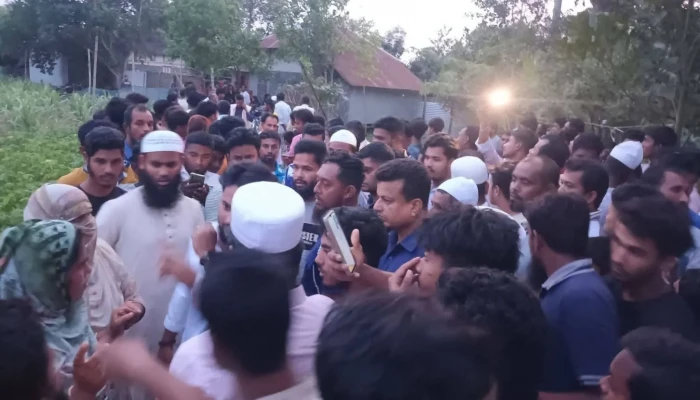 শিবচরে নারী মাদক কারবারি আটক, বাড়ি ভাঙচুর