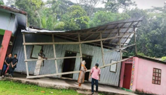​কালবৈশাখীর তাণ্ডবে বিদ্যালয়ের চাল উড়ে গেল, পাঠদান নিয়ে অনিশ্চয়তা