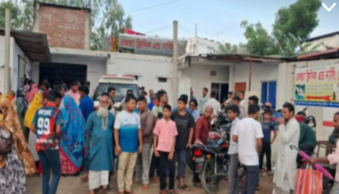 ​পীরগঞ্জে একতা ক্লিনিকে ভুল চিকিৎসায় প্রসূতি মায়ের মৃত্যু: ক্লিনিকে হাজির স্বজনরা-আড়াই লাখ ঢাকায় রফাদফা।