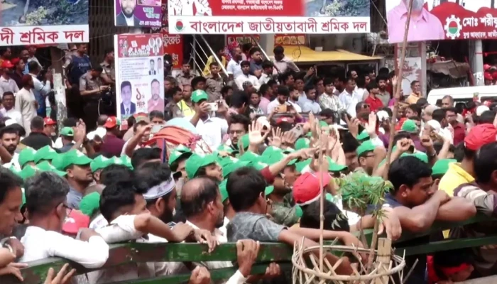 নয়াপল্টনে চলছে শ্রমিক সমাবেশ