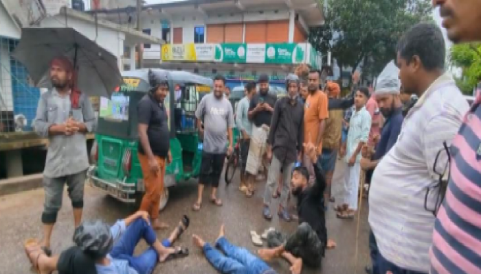 বুড়িচংয়ে ‘জিবি’ চাঁদাবাজির বিরুদ্ধে ধর্মঘট, এমপির আশ্বাসে অবরোধ প্রত্যাহার