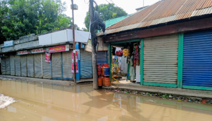 ​চরভদ্রাসনে  গার্লস স্কুল সড়কে সপ্তাহজুড়ে জলাবদ্ধতা, চরম ভোগান্তিতে সাধারণ মানুষ