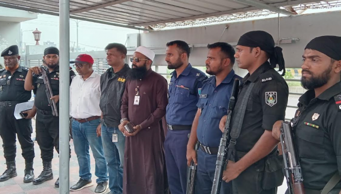 র‍্যাব-১১, নারায়ণগঞ্জ এবং জেলা প্রশাসন নারায়ণগঞ্জ কত..র্.ক নারায়ণগঞ্জ আঞ্চলিক পাসপোর্ট অফিসে দালাল বিরোধী  অভিযানে দালালদের সরদারসহ গ্রেফতার ০৭”