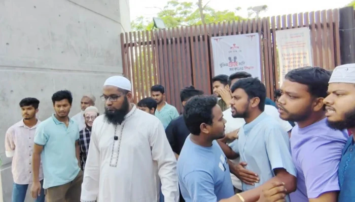 উপাচার্যের পদত্যাগ দাবিতে সংবাদ সম্মেলন, প্রক্টরের উপস্থিতিতে ছাত্রদলের হামলা