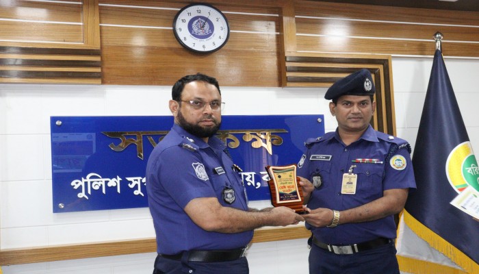 ওসি তারিক হাসান রাসেলের দক্ষ নেতৃত্বে জেলার শ্রেষ্ঠত্ব অর্জন গৌরনদী মডেল থানার