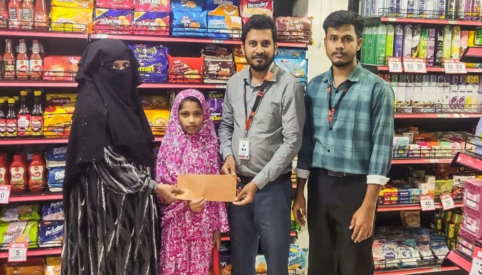 শিক্ষা ও জীবনের সহায়তায় সামিয়ার হাতে চেক তুলে দিল স্বপ্ন