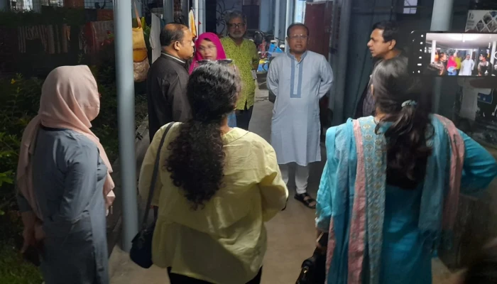কুয়েত মৈত্রী হলে অসুস্থ ছাত্রীদের দেখতে গেলেন ঢাবি উপাচার্য