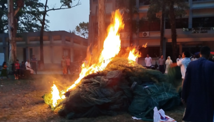 মোহনগঞ্জে ১২ লাখ টাকার নিষিদ্ধ চায়না দুয়ারি জাল জব্দ, পুড়িয়ে ধ্বংস