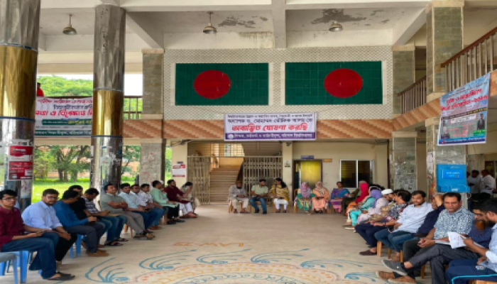 ​বরিশাল বিশ্ববিদ্যালয়ে উপাচার্যকে অবাঞ্ছিত ঘোষণা, প্রশাসনিক দপ্তরে তালা