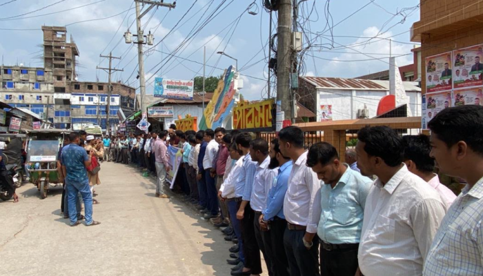 আমরা দালাল নই, শিক্ষিত পেশাজীবী মর্যাদা রক্ষার মঠবাড়িয়ায় দাবিতে মানববন্ধন