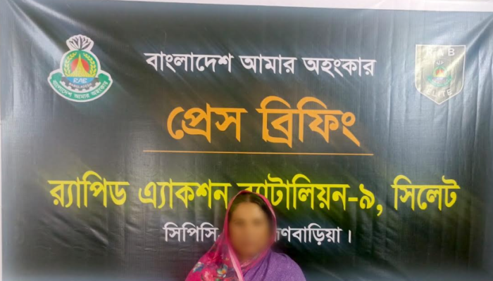 ব্রাহ্মণবাড়িয়ার নবীনগরে সফিক ডাকাত ও তার বাহিনী কর্ত...ক র‍্যাব সদস্যদের উপর সংঘবদ্ধ হামলার ঘটনায় ০১টি রামদা, ০১টি চাকু ও ০২টি  লোহার রডসহ ০৫ জনকে গ্রেফতার করেছে র‌্যাব-৯